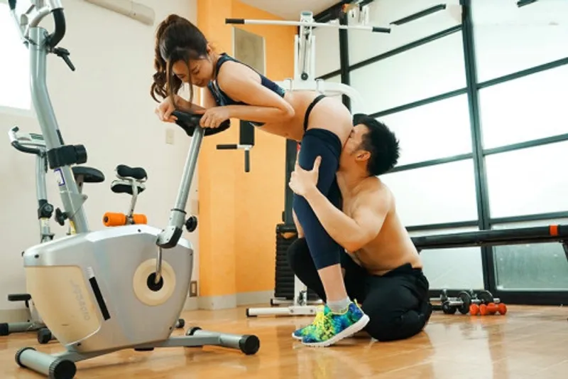 Xin gã chồng đi tập gym, vợ yêu địt trộm với anh pt
