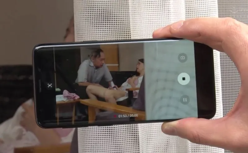 Vợ của con trai gian díu với bố chồng bị gã tiền bối khu phố phát hiện