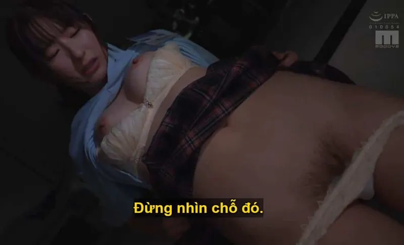 Người sếp trên lập mưu xxx cô nhân viên dưới lười nhác kiêu kỳ, suốt ngày chỉ chăm chăm chat chit với người yêu.